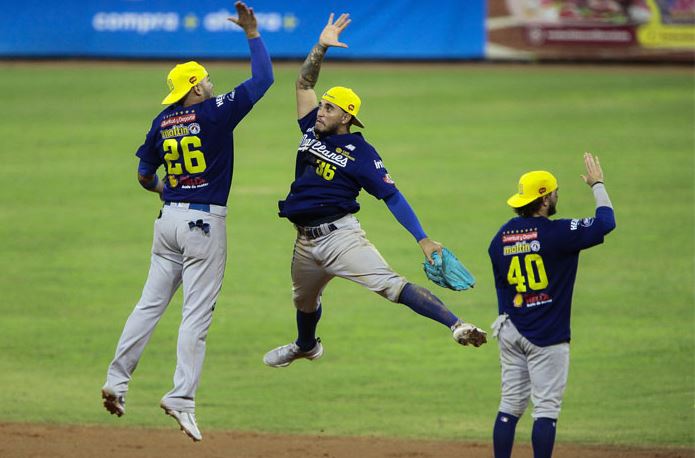 Magallanes derrotó a Tiburones en festival de batazos en el Universitario