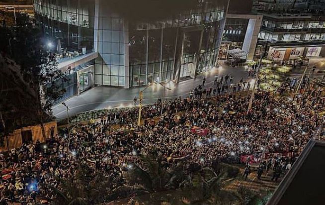 Una multitud de venezolanos recibió a la Vinotinto en Lima (Videos)