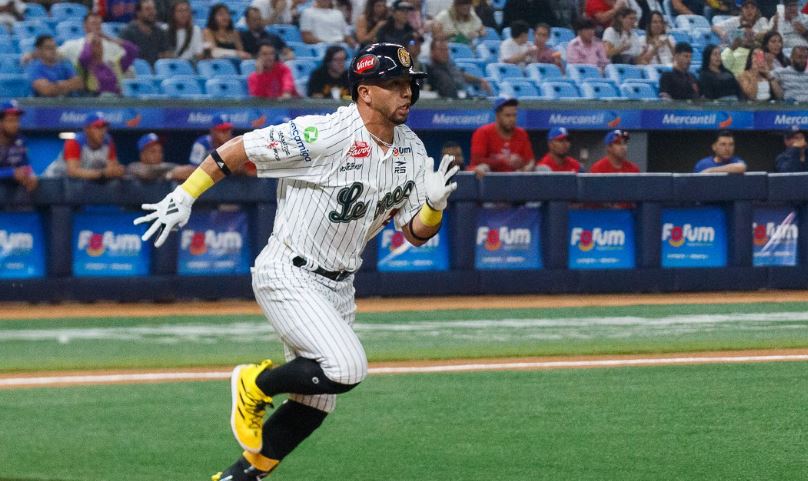 Leones vapuleó 9-1 a Tiburones en La Rinconada