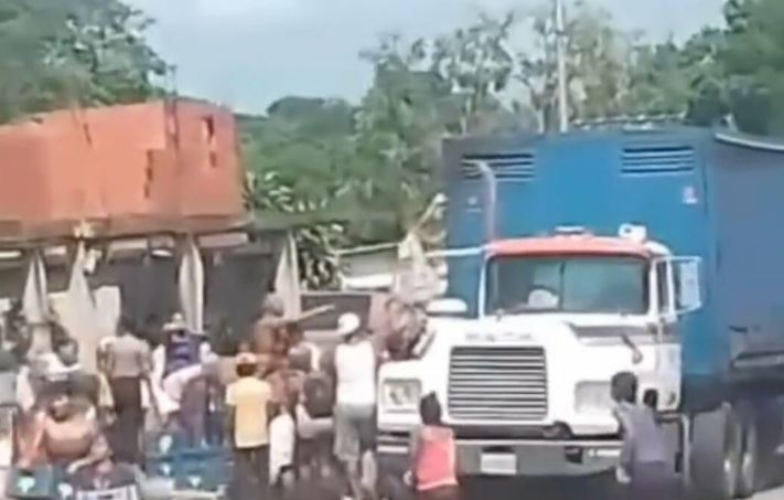 Saquean gandola cargada de cervezas en Miranda (+Video)