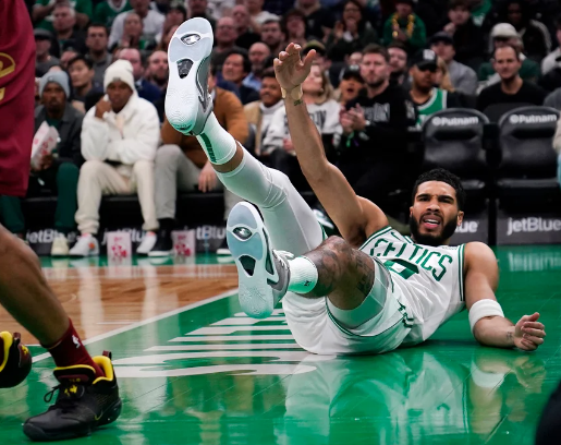 Jayson Tatum firmó doble doble en victoria de Celtics sobre Cavaliers