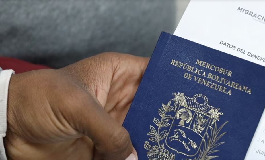 Exigirán a los venezolanos pasaporte vigente para entrar, transitar y permanecer en Colombia (+Video)