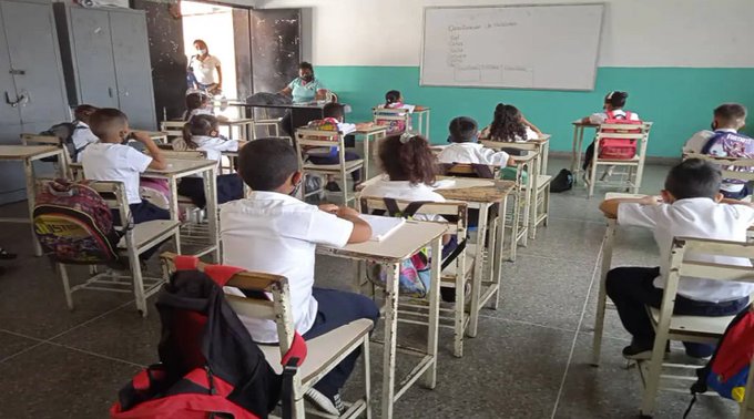 Niños y jóvenes regresan a las aulas de clases después de las fiestas decembrinas