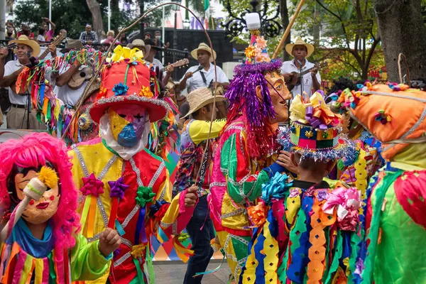 ¿Cuál es el origen del disfraz en el Carnaval?