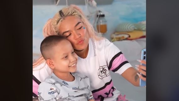 Amor y humildad a flor de piel: Karol G en el Hospital Oncológico Infantil (video)