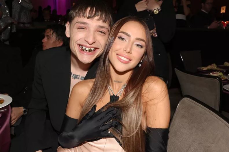 Peso Pluma la parte en los Grammy con sus dientes nuevos, pero no lo pelaron en redes