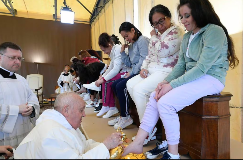 Papa Francisco lavó y besó los pies de 12 presas durante la misa del Jueves Santo en Roma