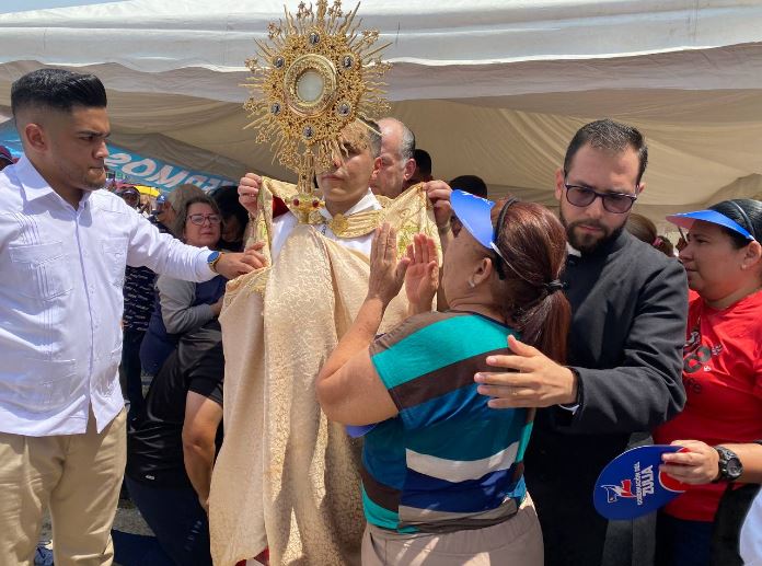 Bajo un inclemente sol inicia la procesión de Jesús de la Misericordia