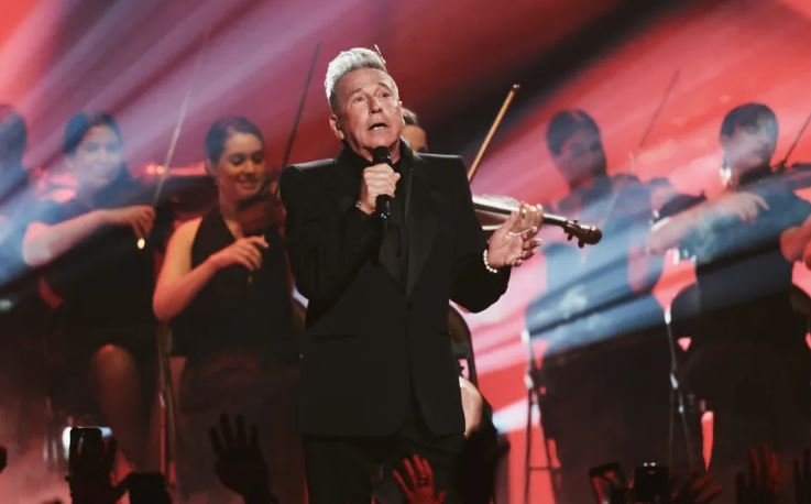 Ricardo Montaner al recibir el Latin AMA Legacy Award ofreció conmovedoras palabras: Al nuevo talento dentro de 45 años los voy a ver en la TV (+video)