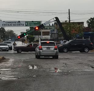 Chubasco tumbó dos semáforos en la C-2: A la altura del Hospital Madre Rafols y frente a la estación de servicio El Turf