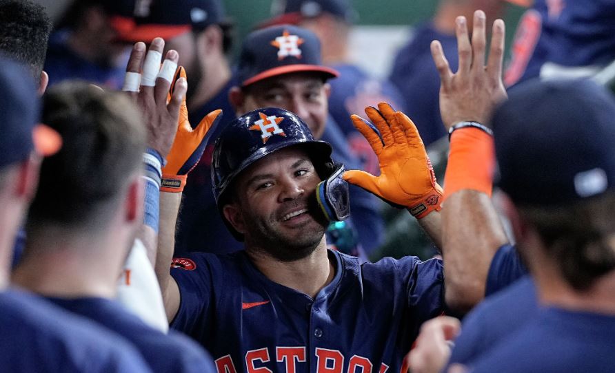 José Altuve es líder en las mayores y acumula 18 juegos consecutivos embasándose (Video)