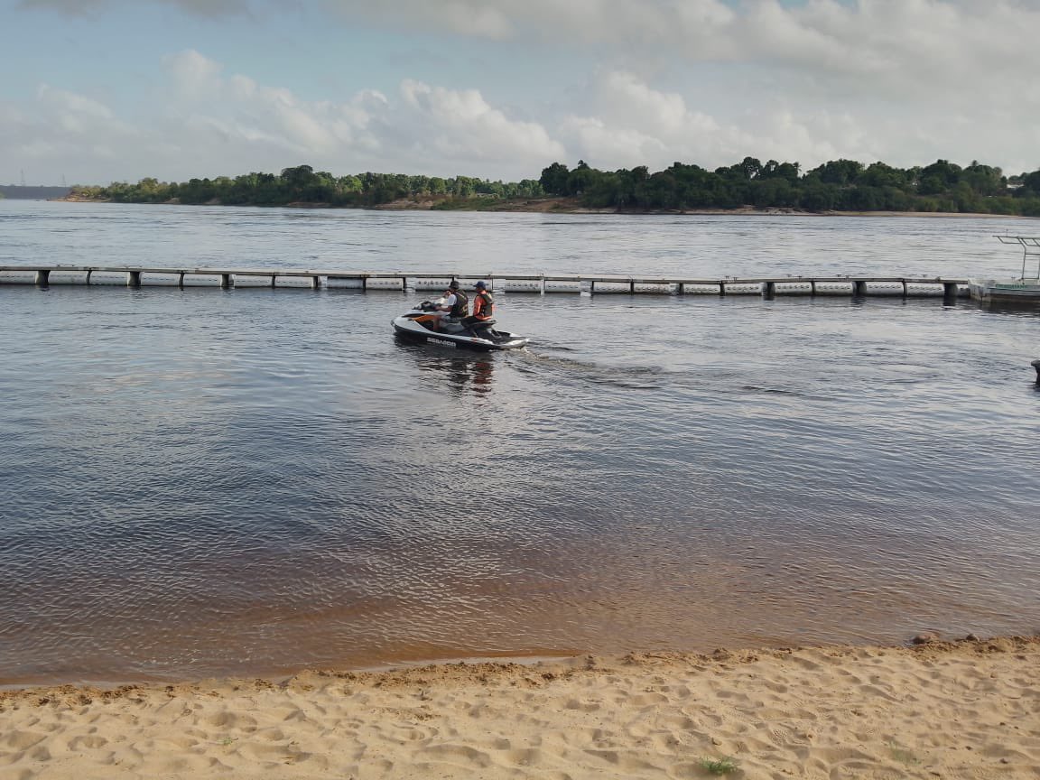 Continúan labores de búsqueda del ciclista que cayó al río Caroní tras ser picado por avispas