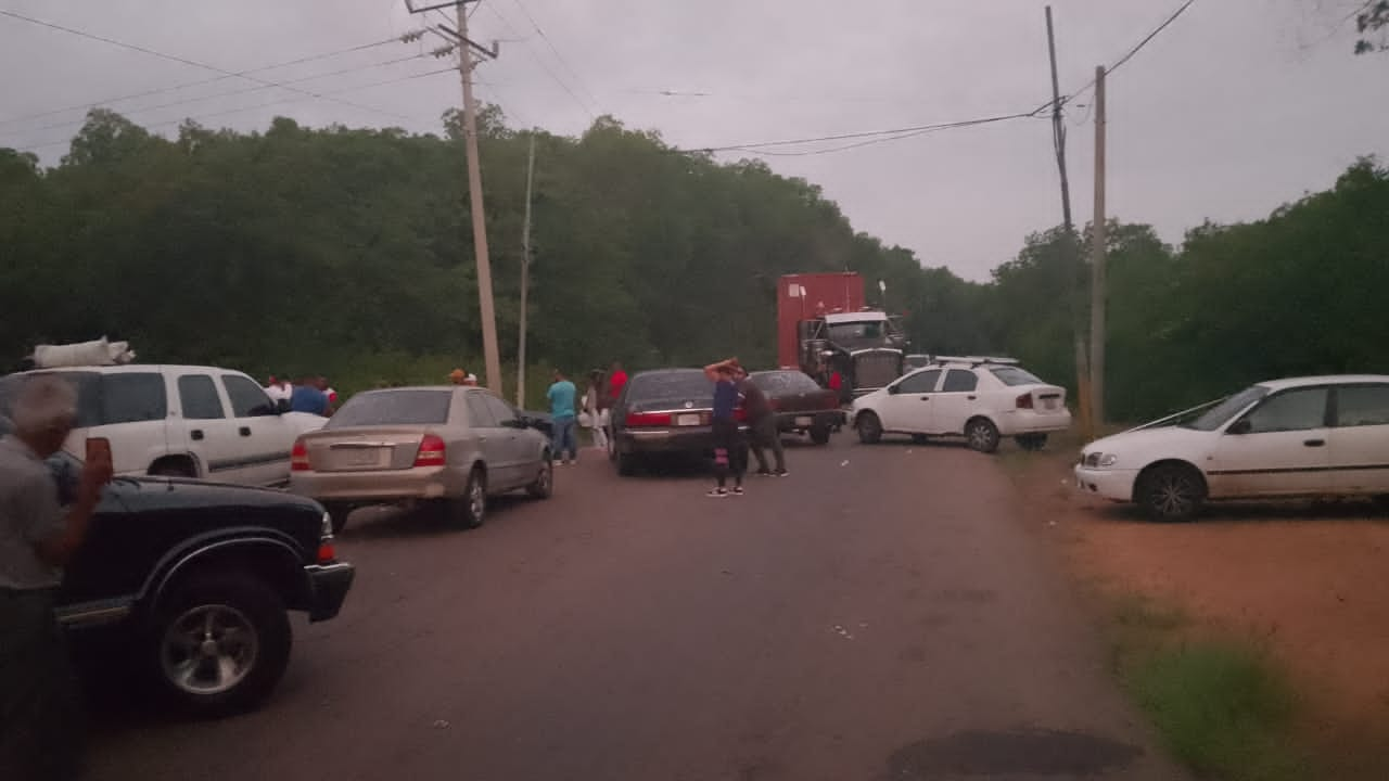 Vecinos de Puerto Caballo protestan por problemas eléctricos