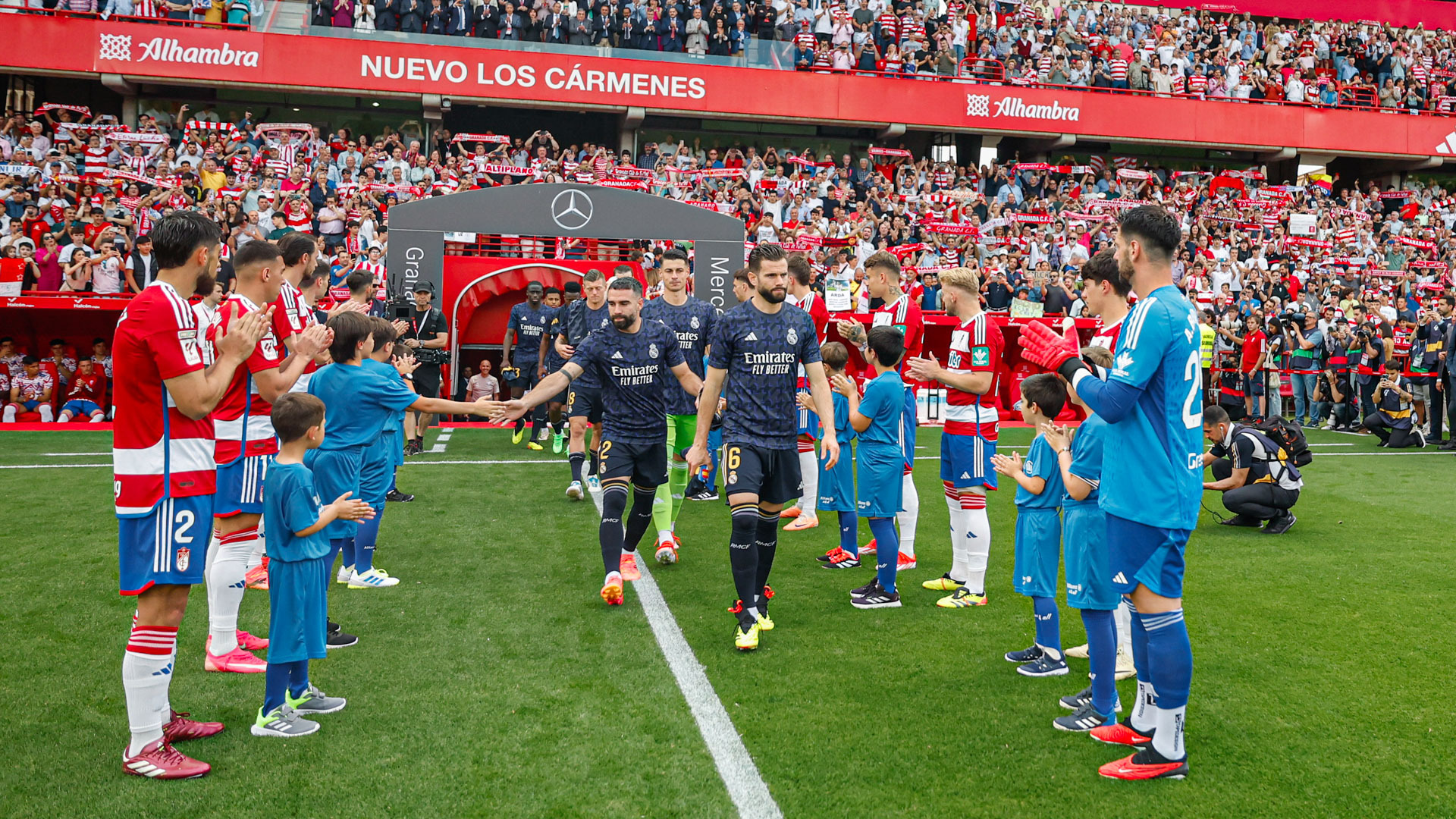 Real Madrid goleó a Granada de visitante con pasillo incluido