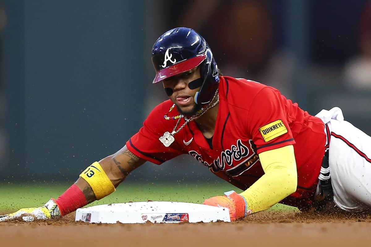 Ronald Acuña Jr. se convirtió en el noveno pelotero de los Bravos con más bases robadas