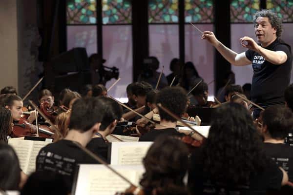 Jóvenes músicos de nueve países ensayan en el Palau de la Música bajo la batuta de Dudamel