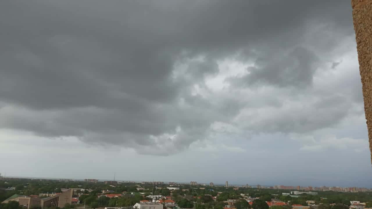 Ondas tropicales 1 y 2 se desplazan por varias zonas del país este lunes 27-May: Zulia amanece lluvioso