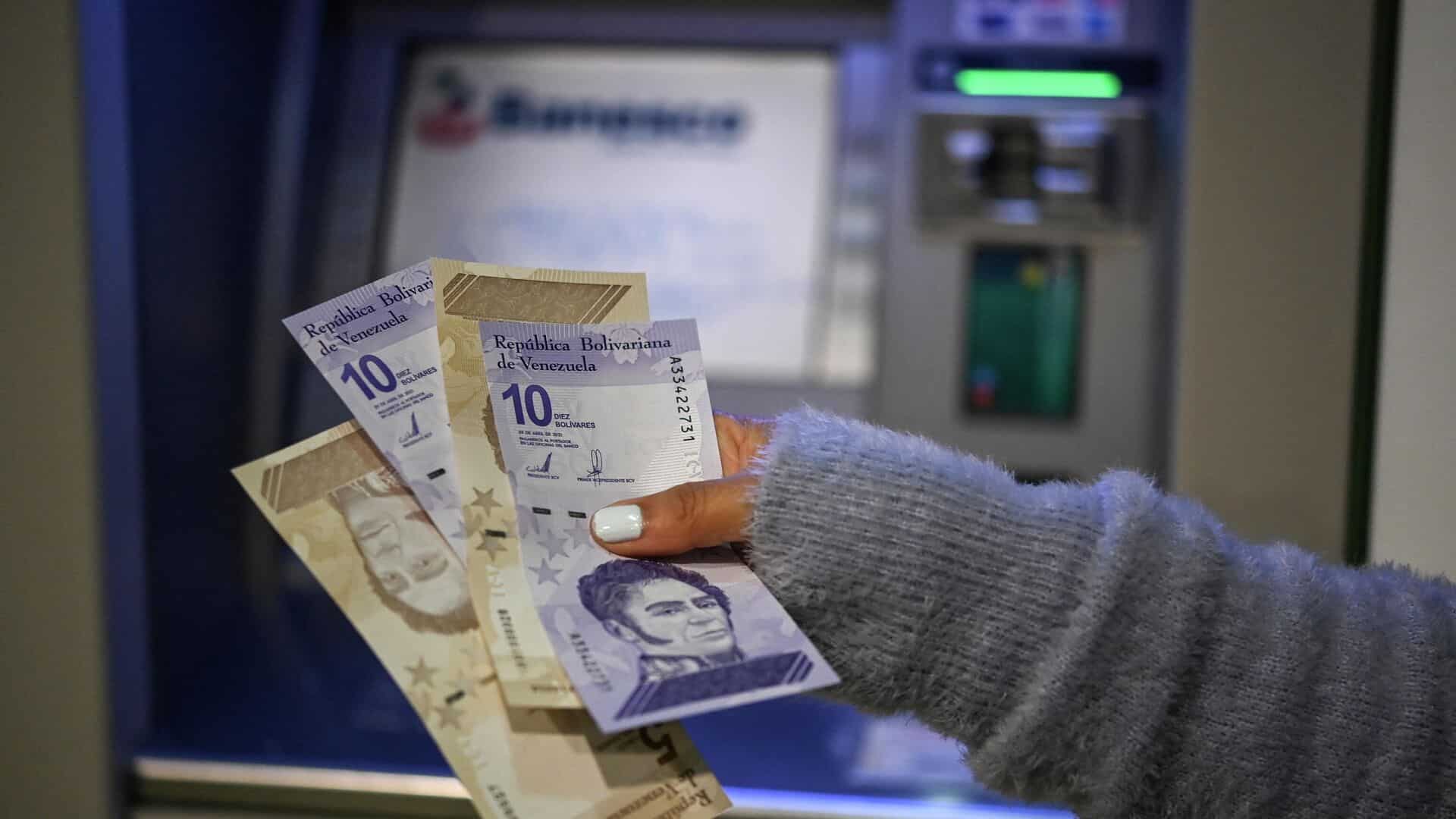 Aumentan transacciones en bolívares y baja el pago con dólares en Venezuela: Ecoanalítica