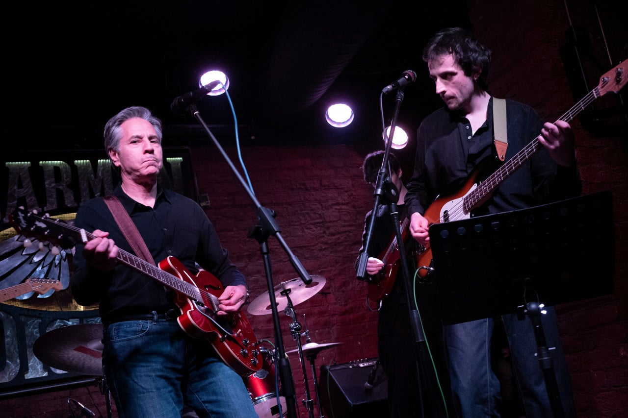 Secretario de Estado de EE.UU. Antony Blinken se une a banda de rock en una pizzería