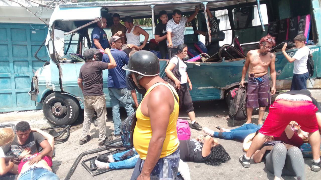 Doce heridos dejó accidente de tránsito en la carretera vieja Caracas-La Guaira