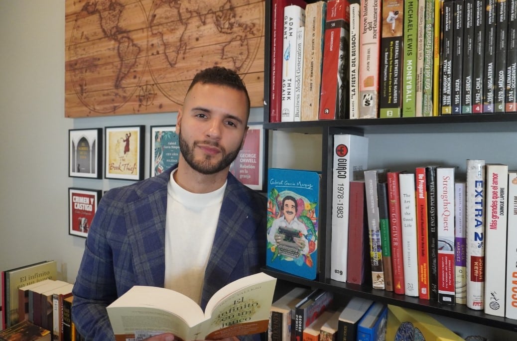 Ricardo Lugo cuenta de literatura, cultura y educación a través de Bibliotequeando