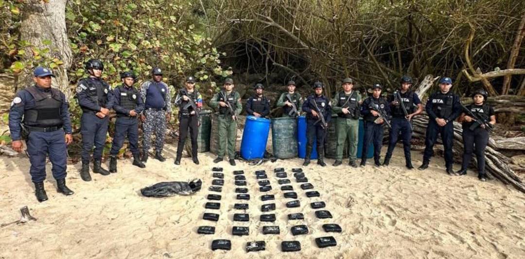 Autoridades hallan 20 kilos de droga abandonados en una playa de La Guaira