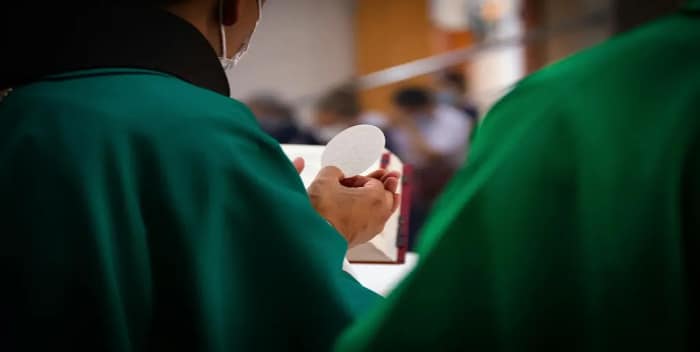 Sacerdote le mete un mordisco en la mano a una mujer que rompió las hostias en plena misa