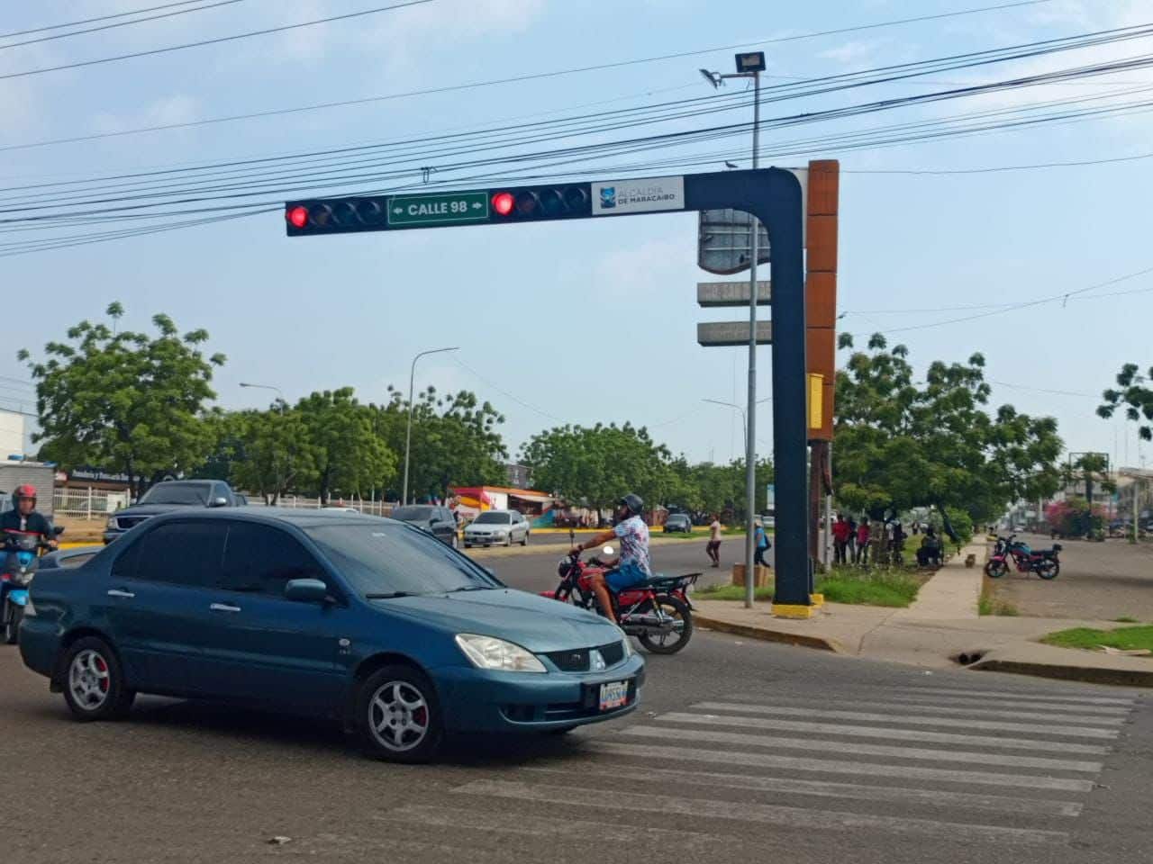 Reinstalados dos semáforos en la Circunvalación 2 de Maracaibo afectados por las lluvias