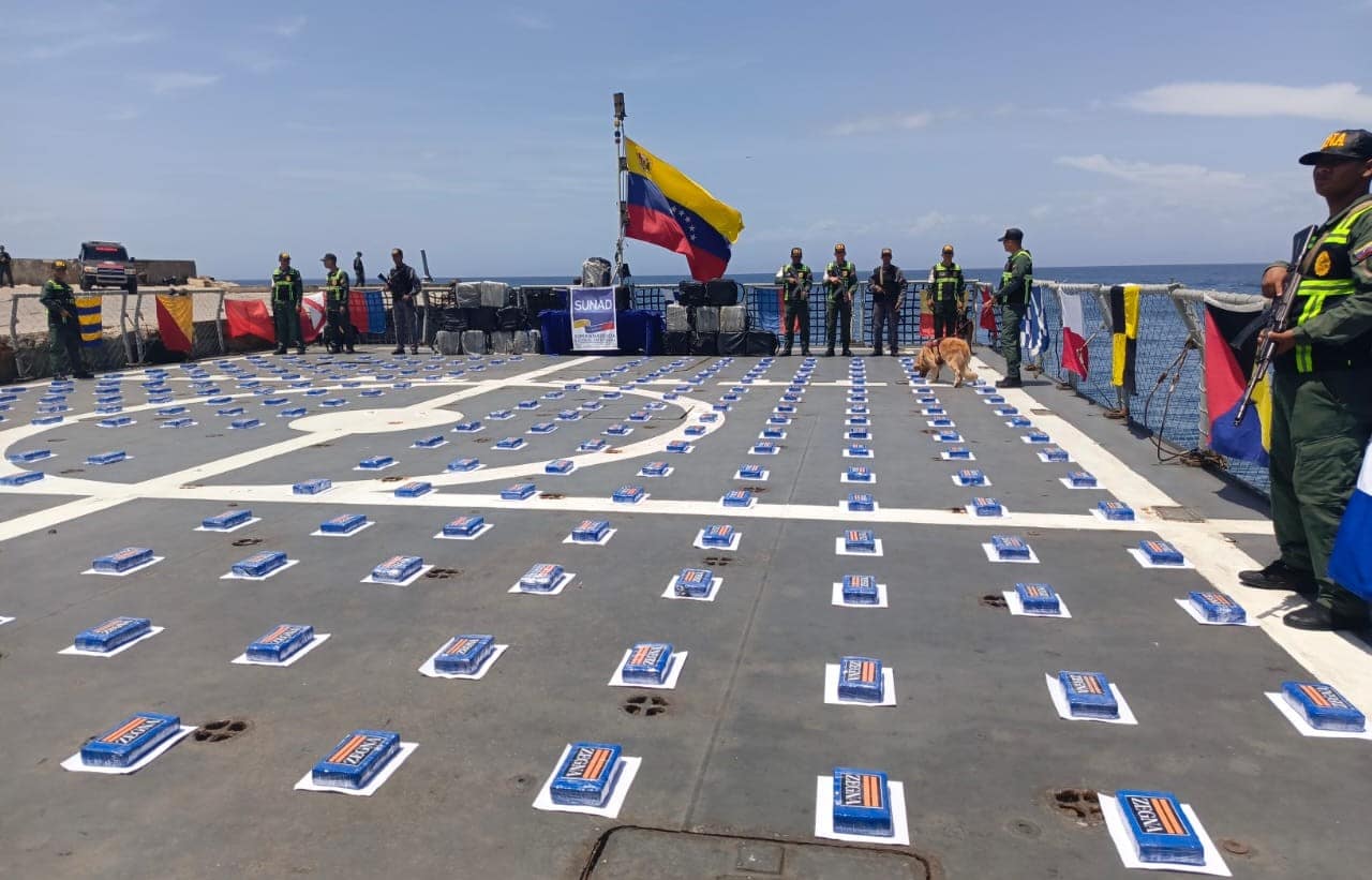 Incautan dos mil 400 kilos de cocaína en un barco con bandera venezolana en Martinica