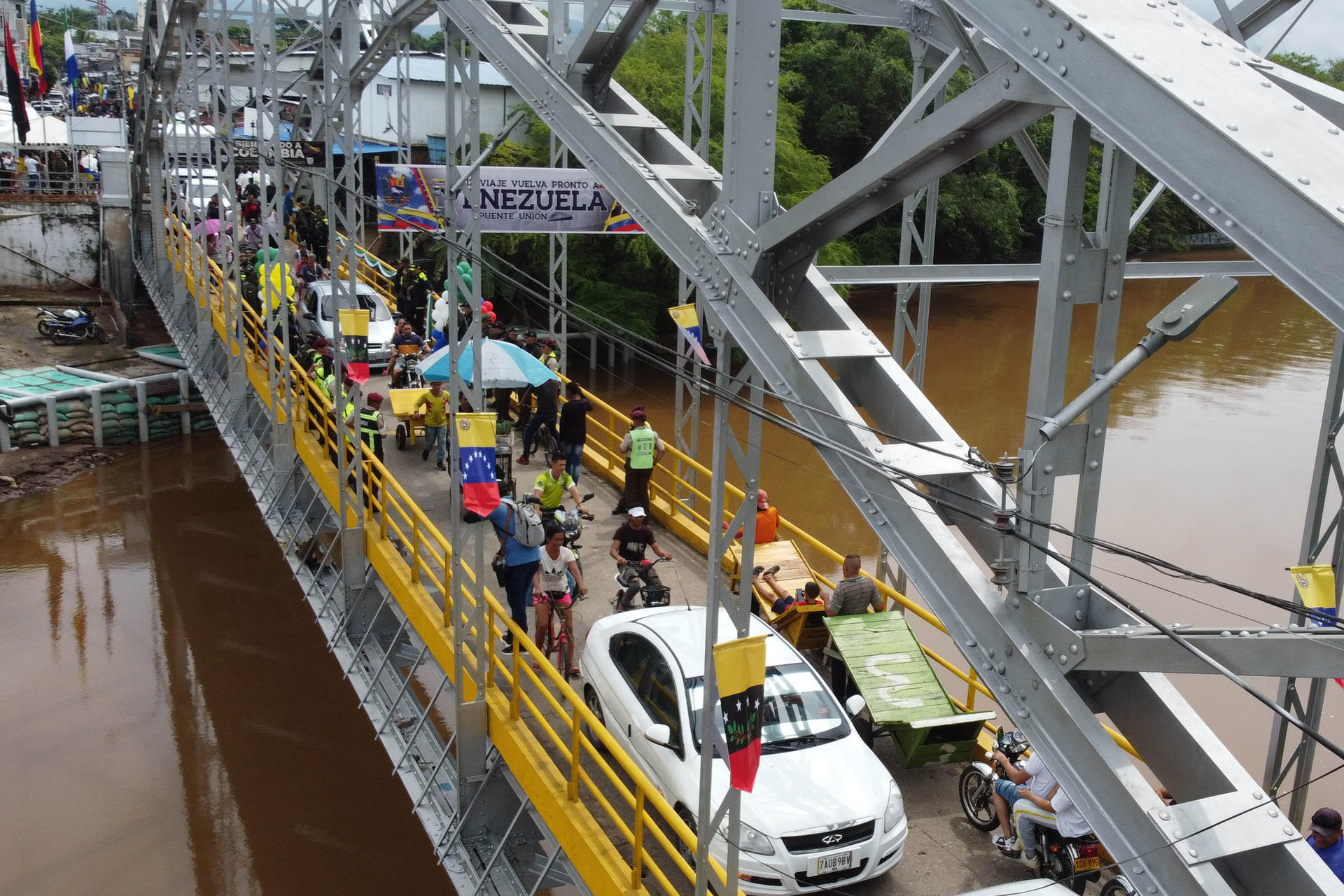 Colombia y Venezuela abren al paso de vehículos el cuarto puente en su frontera común