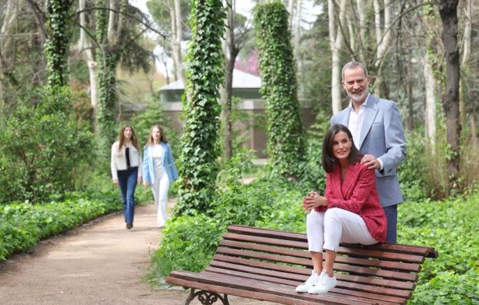 Los reyes de España celebran su 20mo. aniversario de boda con álbum familiar