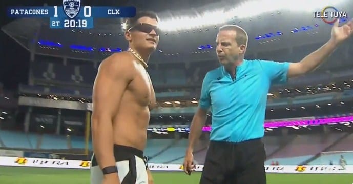 Expulsan a Gianpiero Fusco de un partido de la Liga Monumental por entrar sin camisa y descalzo: Divinoooo (+Video)