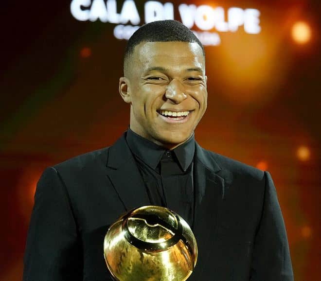 Mbappé fue galardonado como el Mejor Jugador del Año