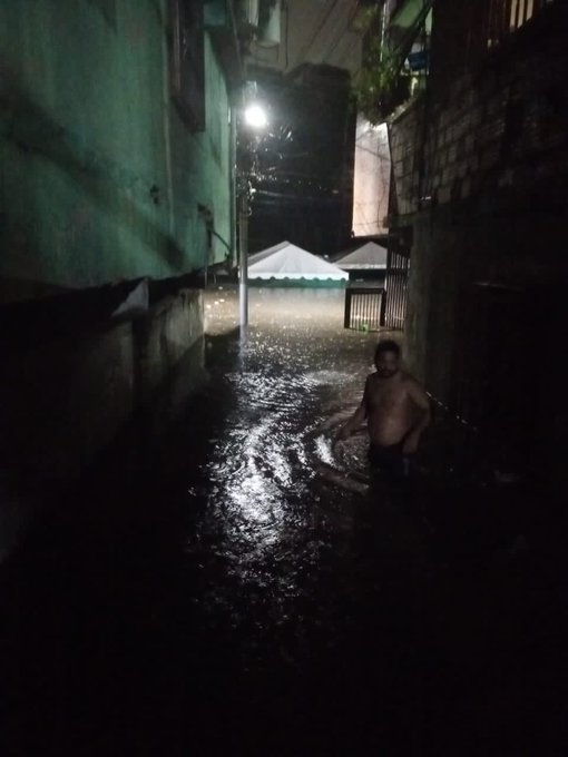 Río Guaire rebasó su cauce e inundó varios sectores de la Línea de Petare en Miranda