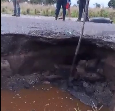 Denuncian que tramo de la vía Calle Larga en Machiques de Perijá cedió y están a punto de quedar incomunicados (+Video)