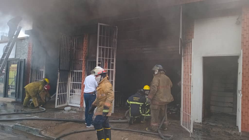 Dos heridos tras incendio en local comercial de Valencia