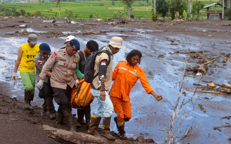 Más de 40 muertos dejan ríos de lava fría que azotan a Indonesia