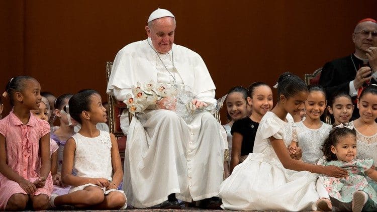 El papa a los niños: Nadie debe ser condenado si no cree en Dios