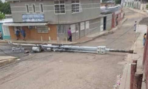 Habitantes del barrio San José quedan a oscuras por la caída de al menos dos postes: tras la lluvia de esta tarde 9 de mayo