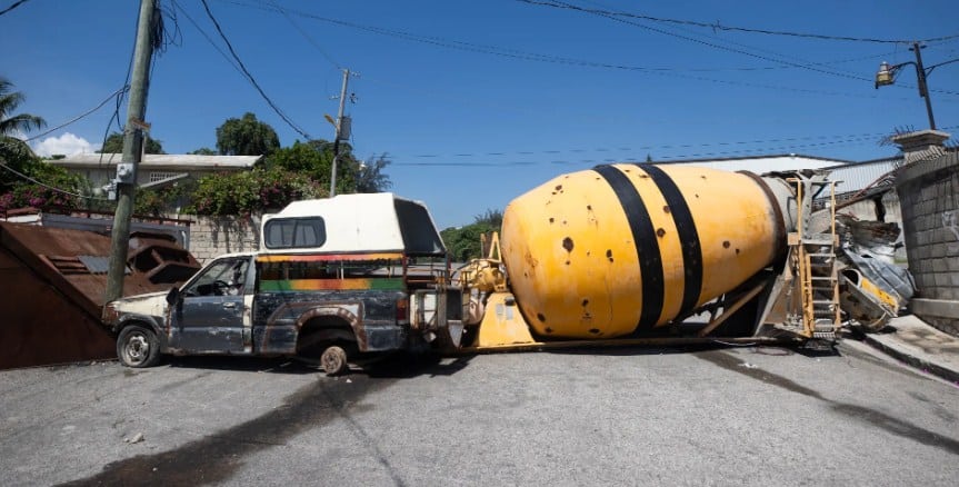 Bloquean calles en Puerto Príncipe para protegerse y evitar la entrada de bandas