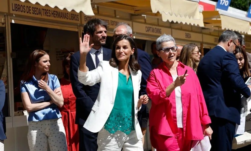 La reina Letizia inaugura la Feria del Libro y anima a los ciudadanos “a comprar y a leer”