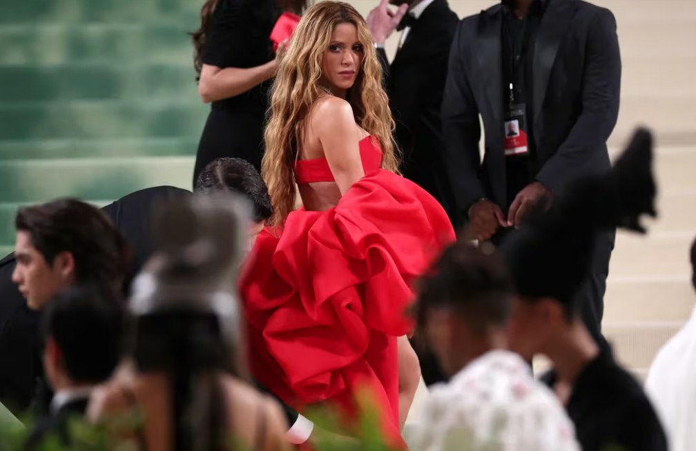 Shakira deslumbró en los Met Gala con un vestido de la diseñadora venezolana Carolina Herrera