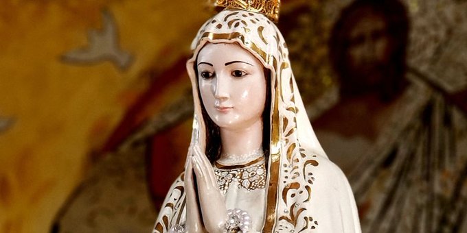 Tres pastorcitos vieron por primera vez a la Virgen de Fátima un 13 de mayo en Portugal