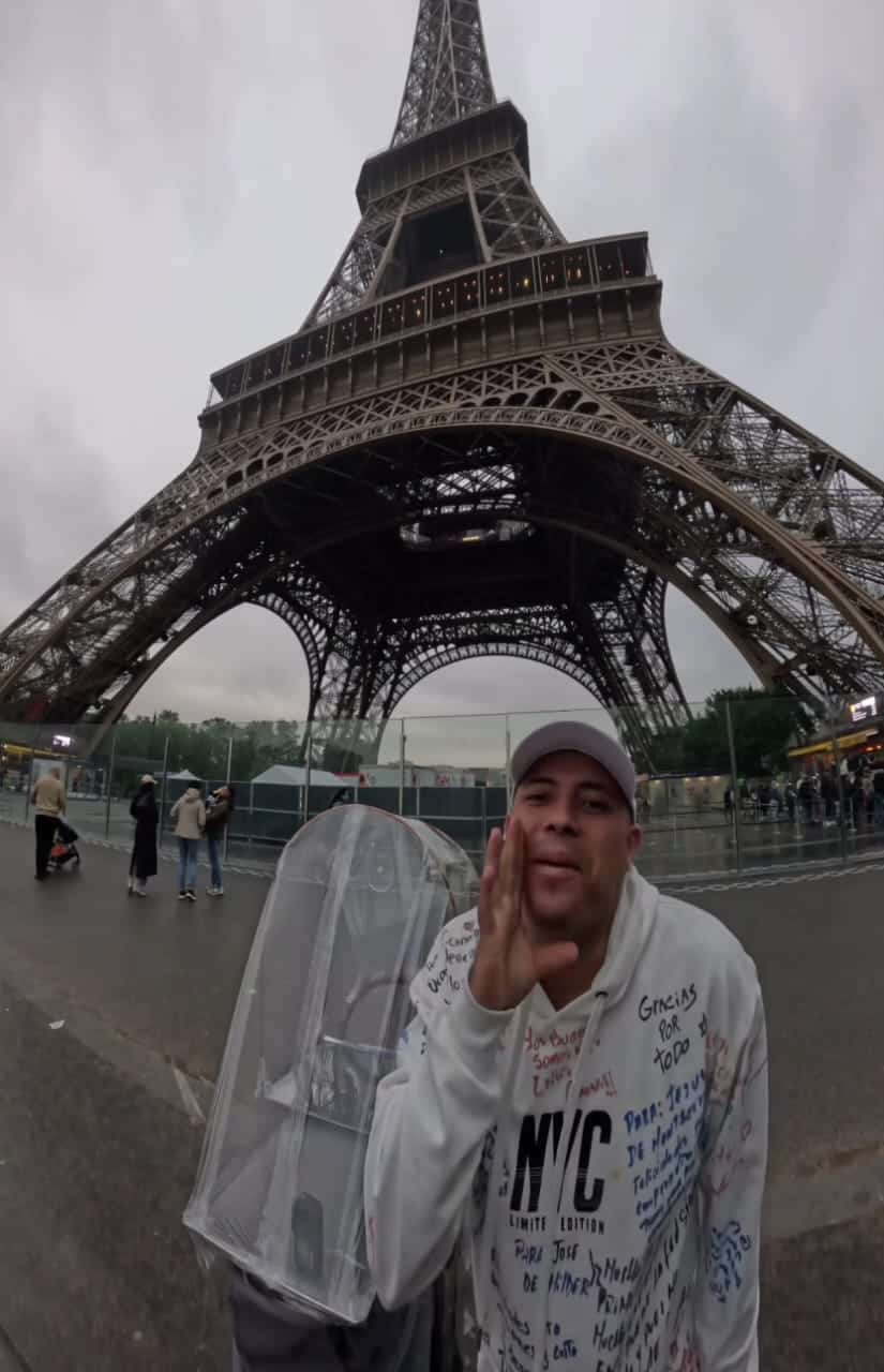 Jesús Quesillo llegó a la torre Eiffel para anunciar que venderá su manjar en esos lares