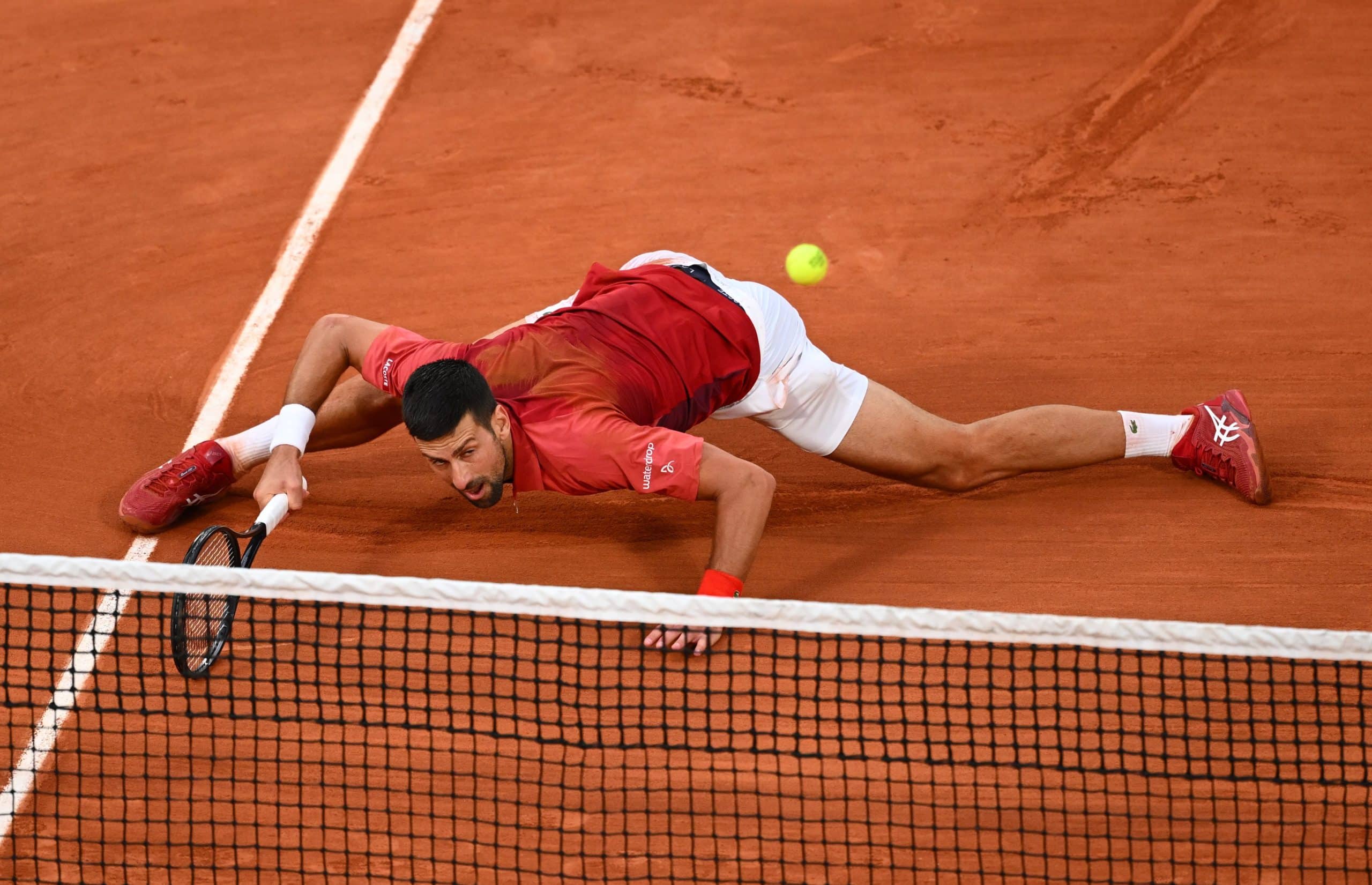 Novak Djokovic remonta un partido épico para avanzar a cuartos de final de Roland Garros