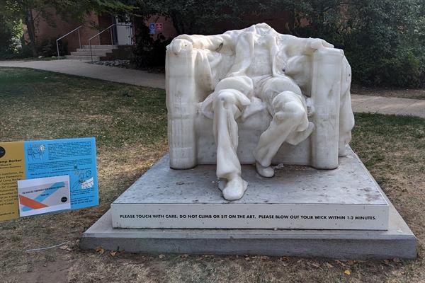 El calor derritió la estatua de Abraham Lincoln