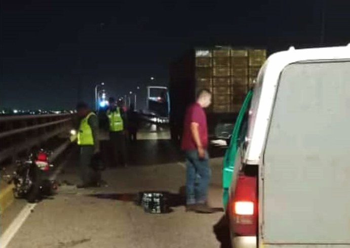 Un motorizado muerto dejó choque en el Puente sobre el Lago en la madrugada de este 29-Jun