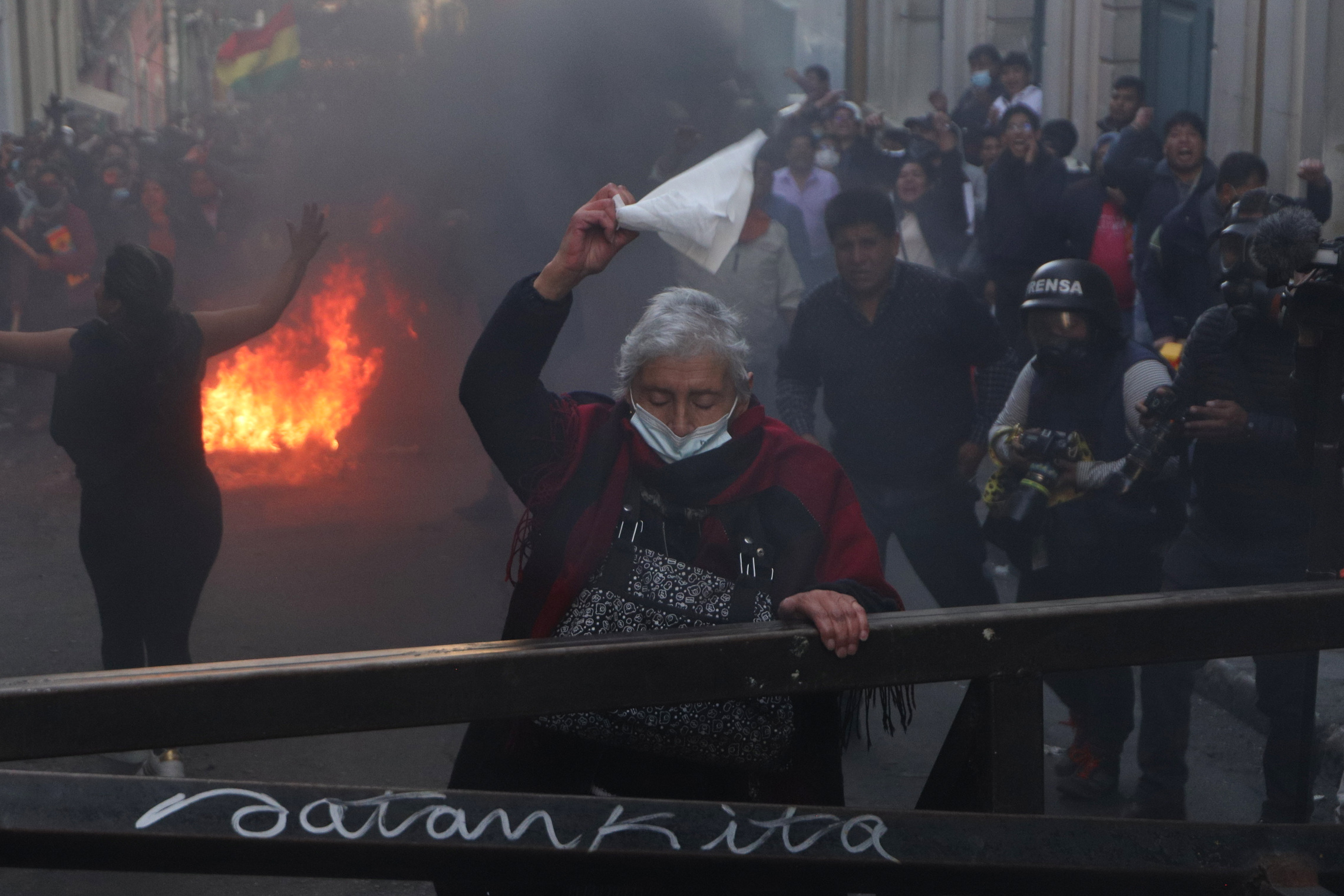 Mercados, cajeros automáticos, farmacias y estaciones de combustible colapsan tras golpe de Estado en Bolivia