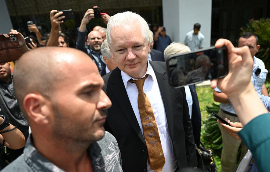 Julian Assange llega a casa tras ser liberado