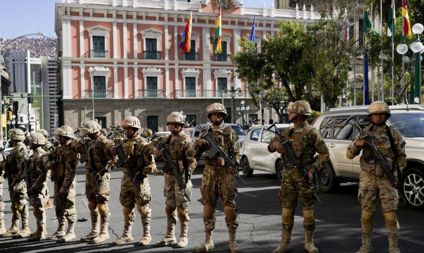 Fuerzas militares ingresan al palacio presidencial de Bolivia